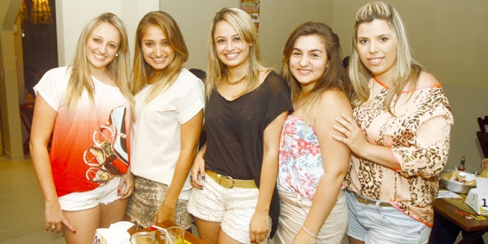 As amigas Bruna Castro, Natalia Castro, Monyke Resende, Carla Celso e Bruna Lombardi no Pastel do Lu, semana passada